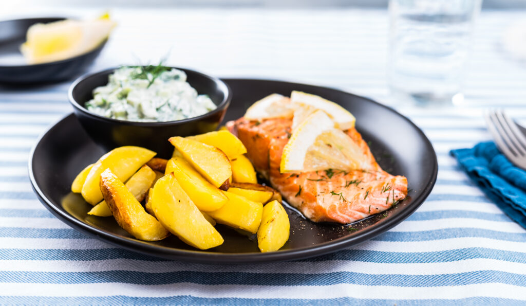 Ahjulõhe kurgi-tilli kastme ja kartuliga