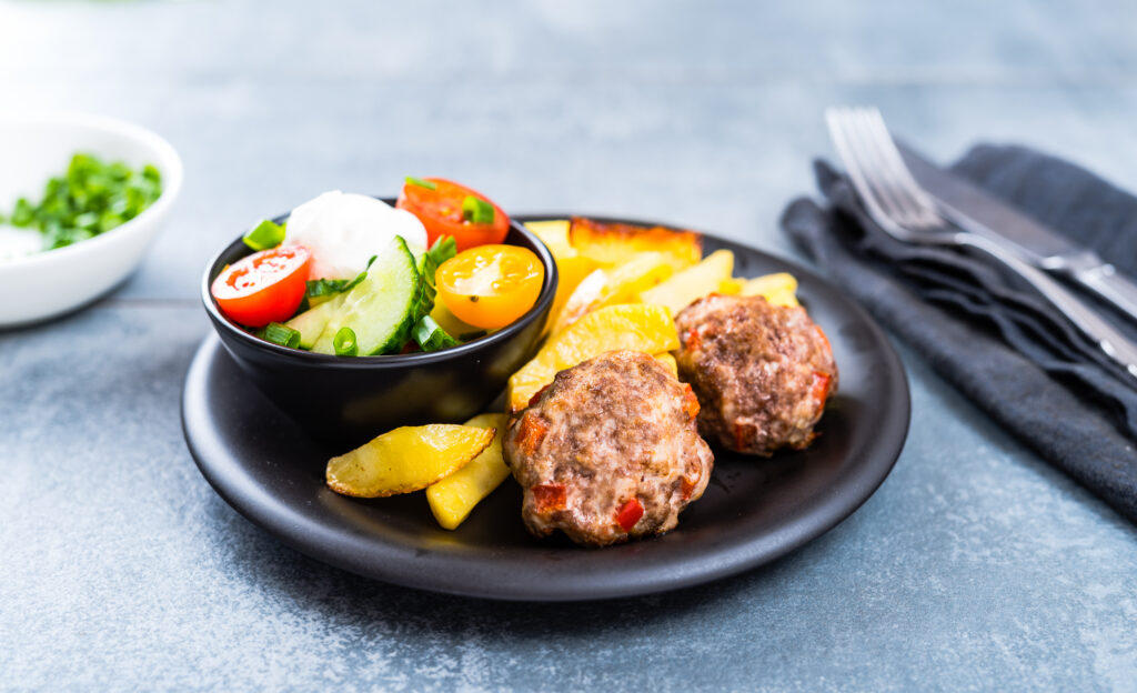 Hakkliha paprikapallid ahjukartuliga