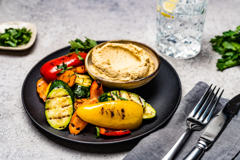Hummus grillitud köögiviljadega