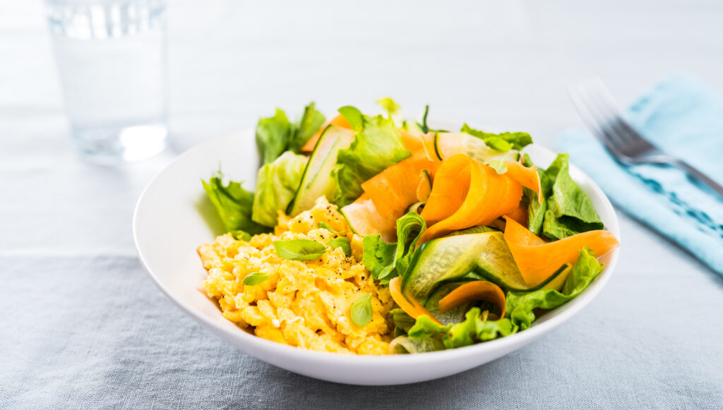 Juustune munapuder salatiga