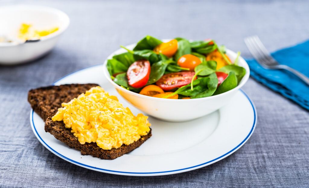 Juustune munapuder leival