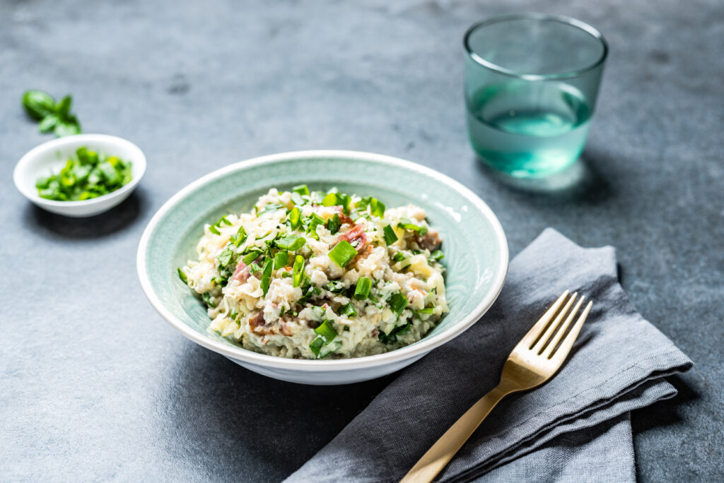 Kaerahelbepuder peekonisalatiga