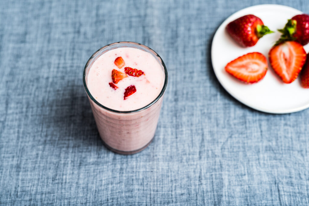 Keefirismuuti banaani ja maasikatega