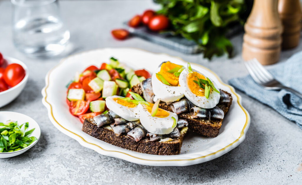 Kiluvõileib muna ja salatiga