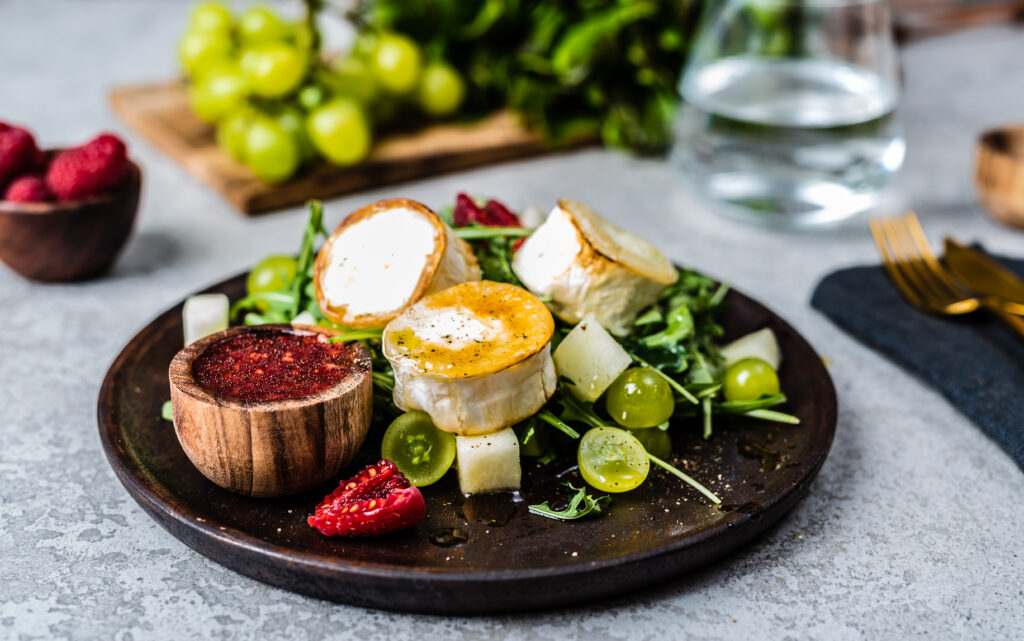 Kitsejuustu, meloni ja viinamarja salat