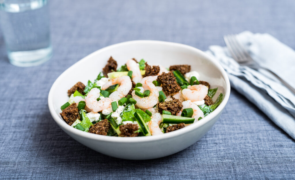 Kodujuustu-krevetisalat leivaröstiga