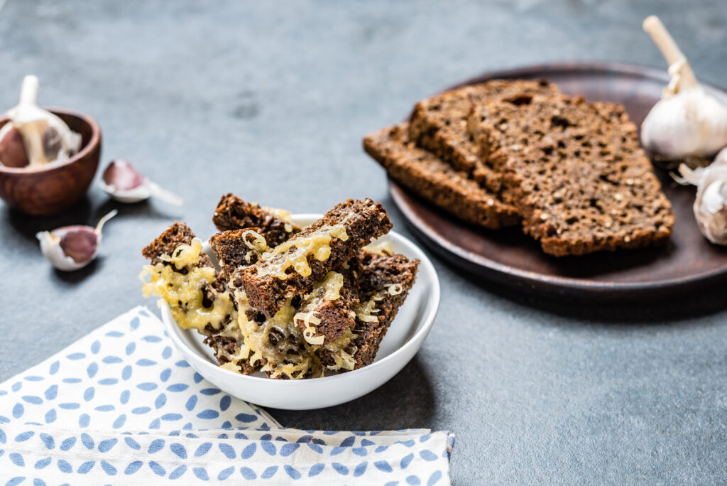 Küüslauguleivad juustudipiga