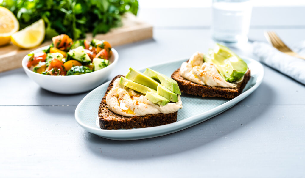 Leib hummuse ja avokaadoga