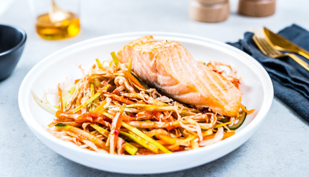 Lõhe magus-terava salatiga