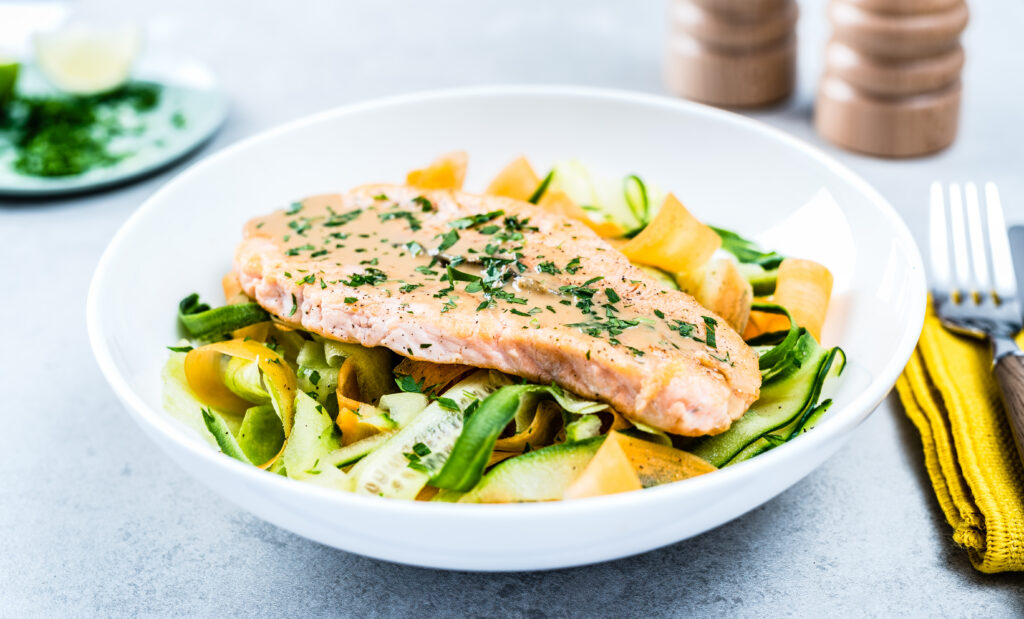 Lõheliblikas rohelise salatiga