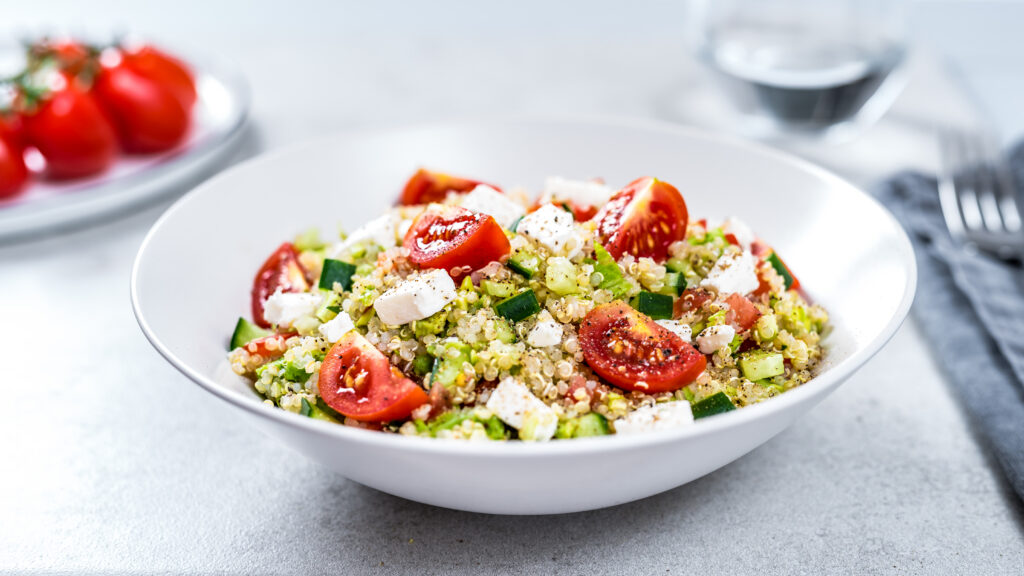 Mahe salat kinoa ja fetaga