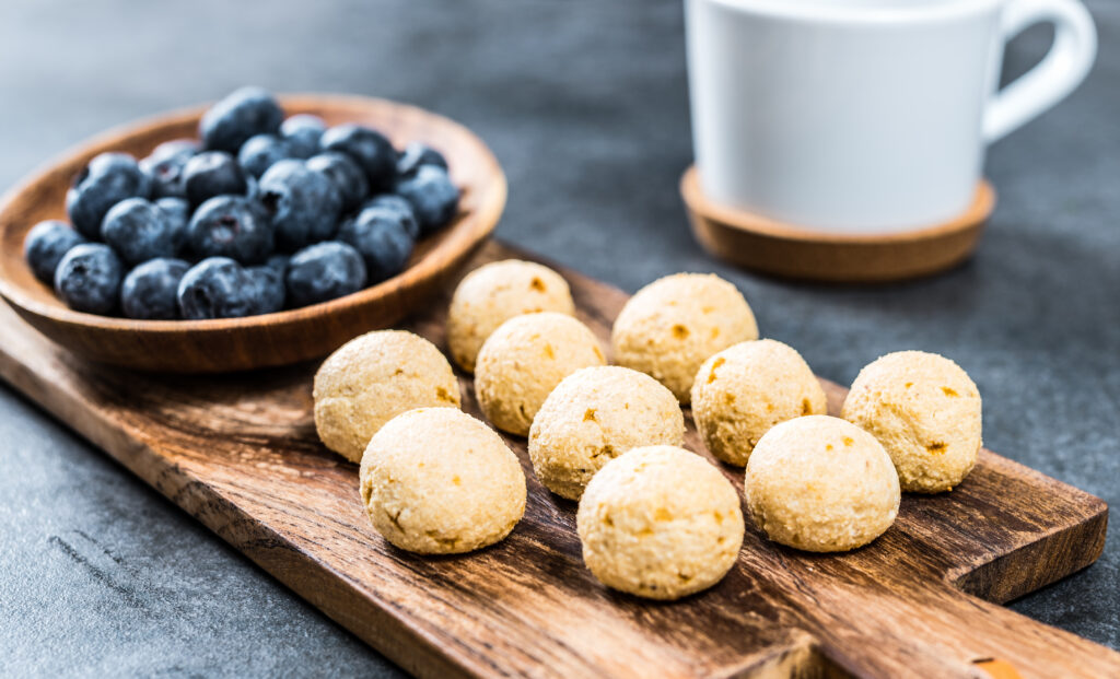 Kaneeli-mandliküpsis marjadega