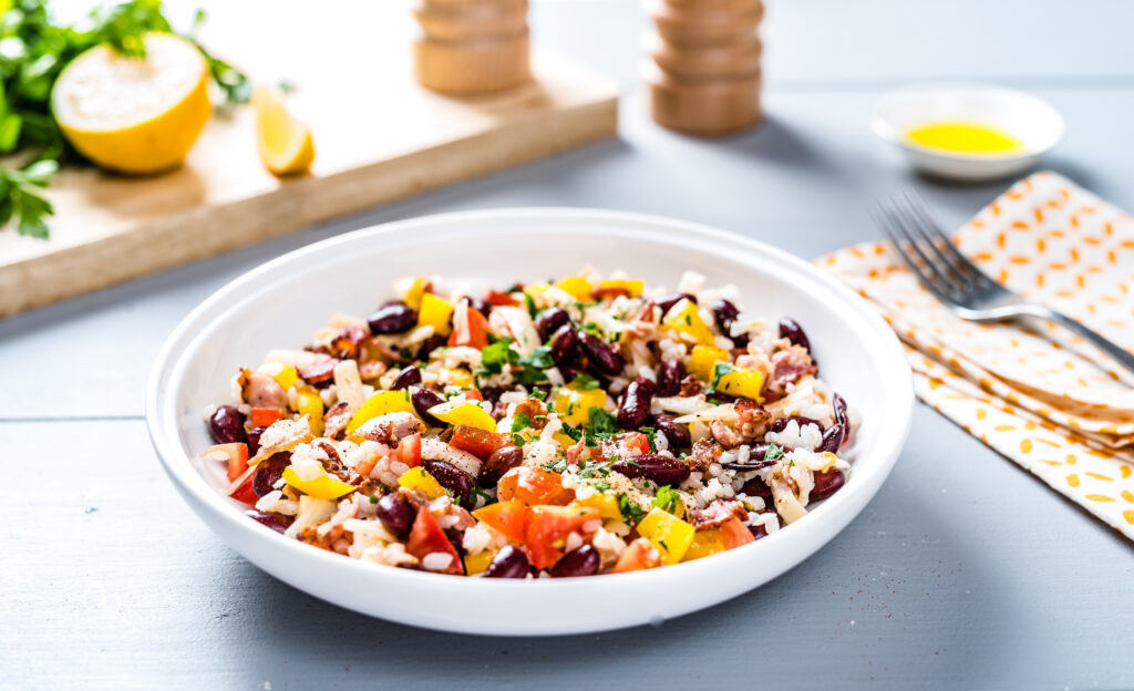 Oa-suitsujuustusalat riisi ja peekoniga