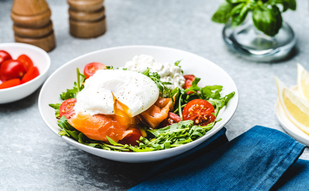 Õrn marineeritud lõhe pošeeritud munaga