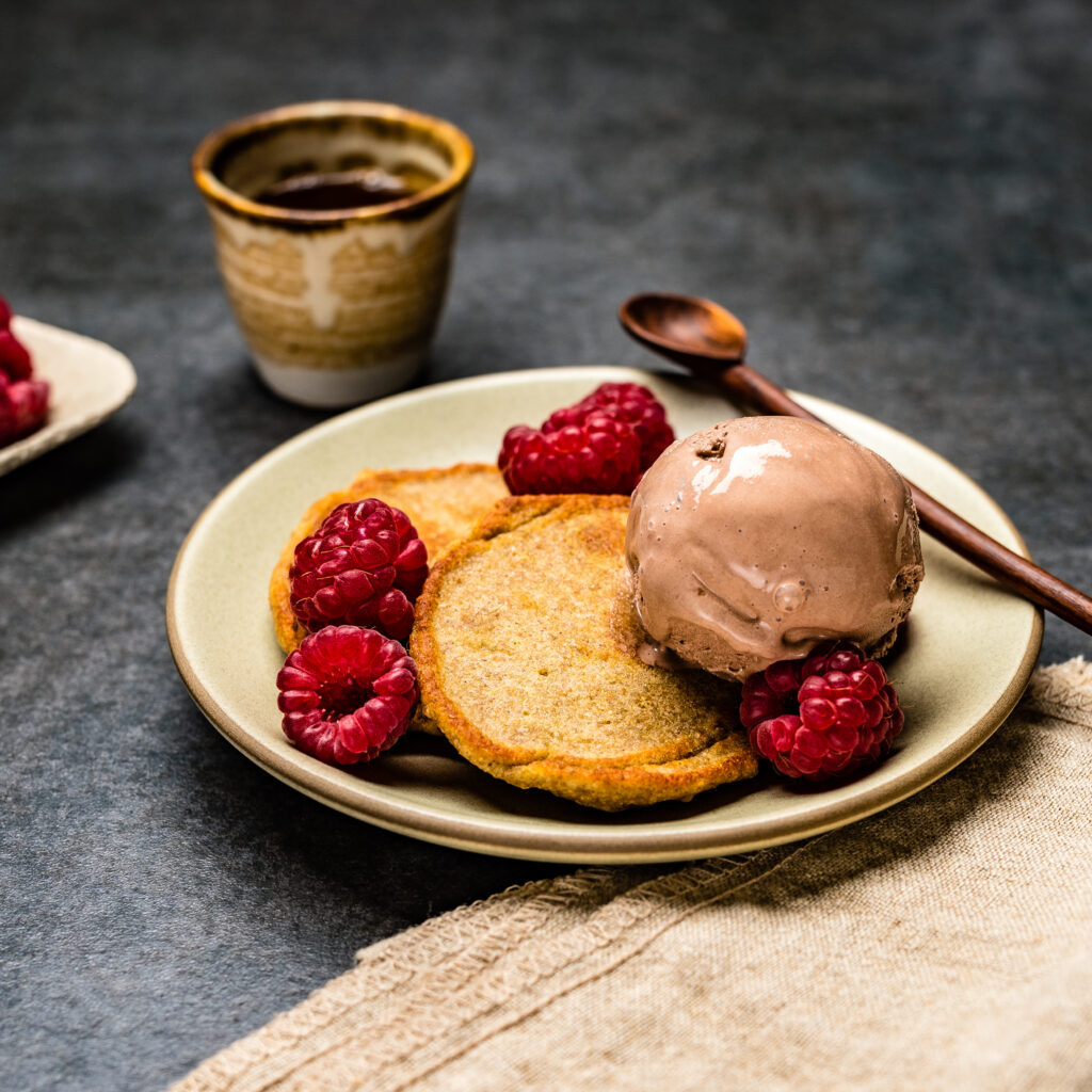 Pannkook jäätise ja marjadega