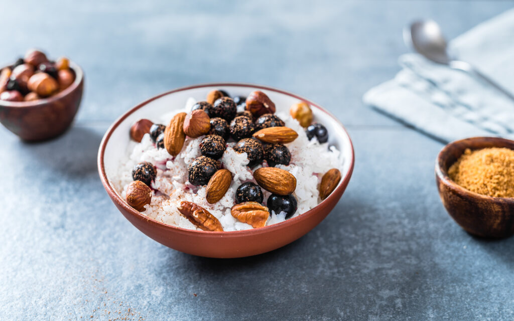 Riisihelbepuder mustsõstarde ja pähklitega