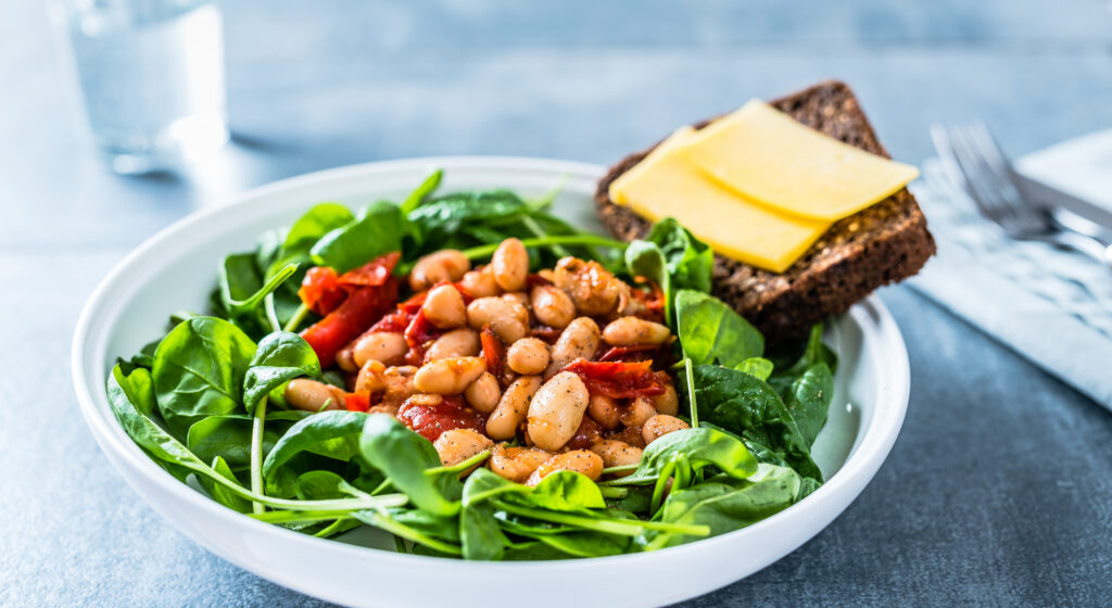 Röstitud leib juustu ja valgete ubadega tomatikastmes