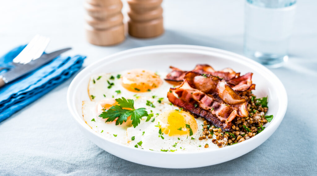 Tatrapuder peekoni ja munaga