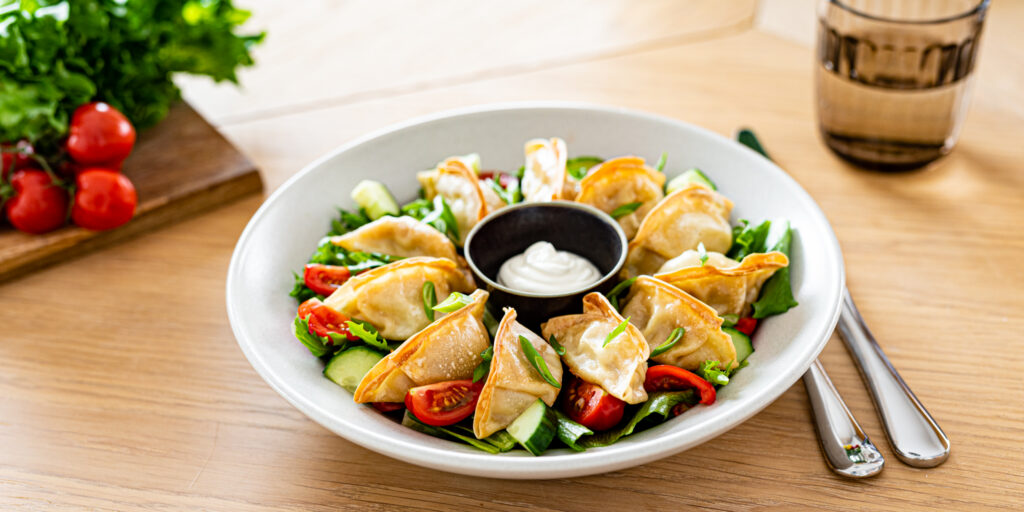 Pelmeenid hapukoore ja salatiga