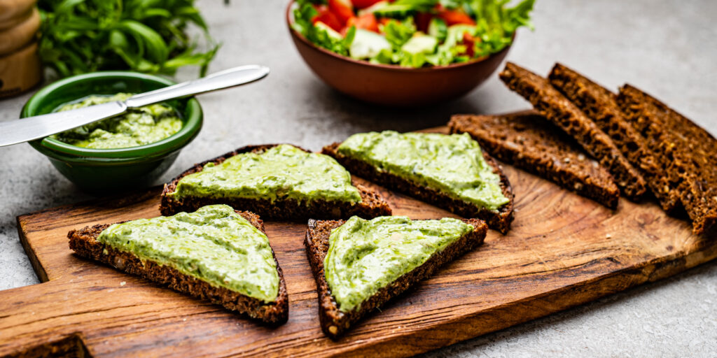 Võileib karulaugupestoga