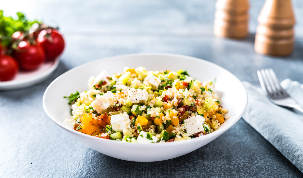 Vürtsikas kinoa fetaga