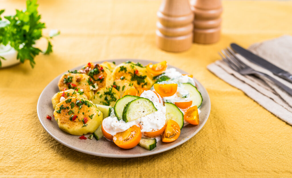 Ahjukartulid ürtide ja kodujuustusalatiga