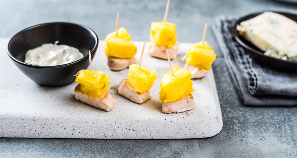 Ananassi-kanatikud sinihallitusjuustu dipiga