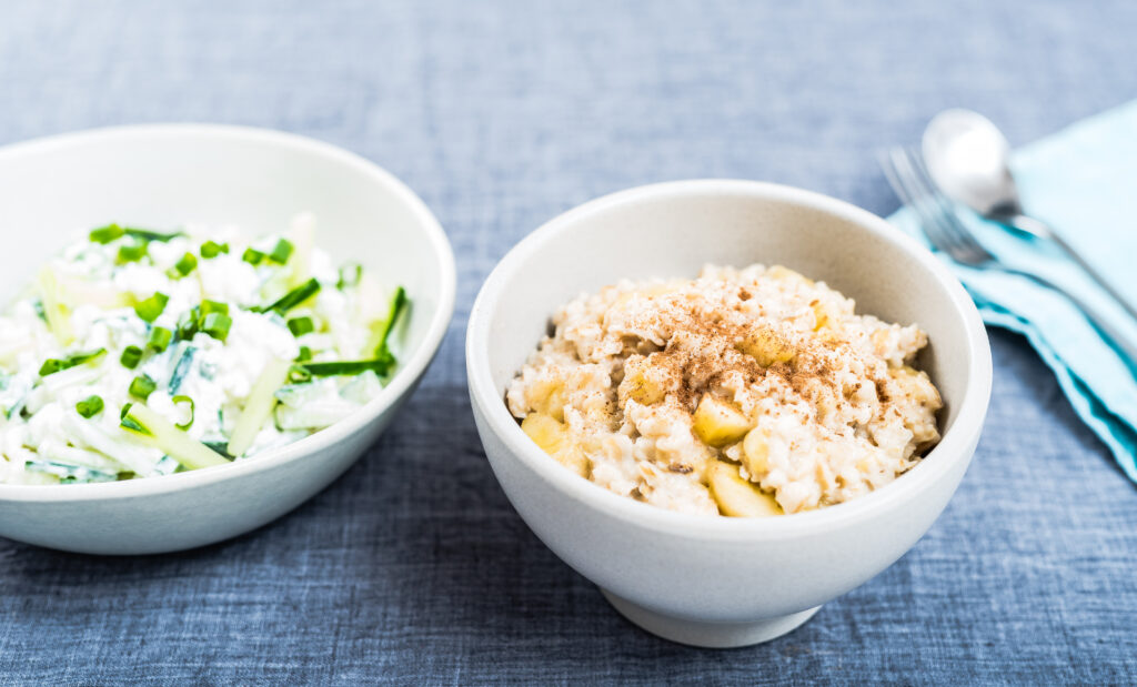 Banaani-kaerahelbepuder kodujuustusalatiga