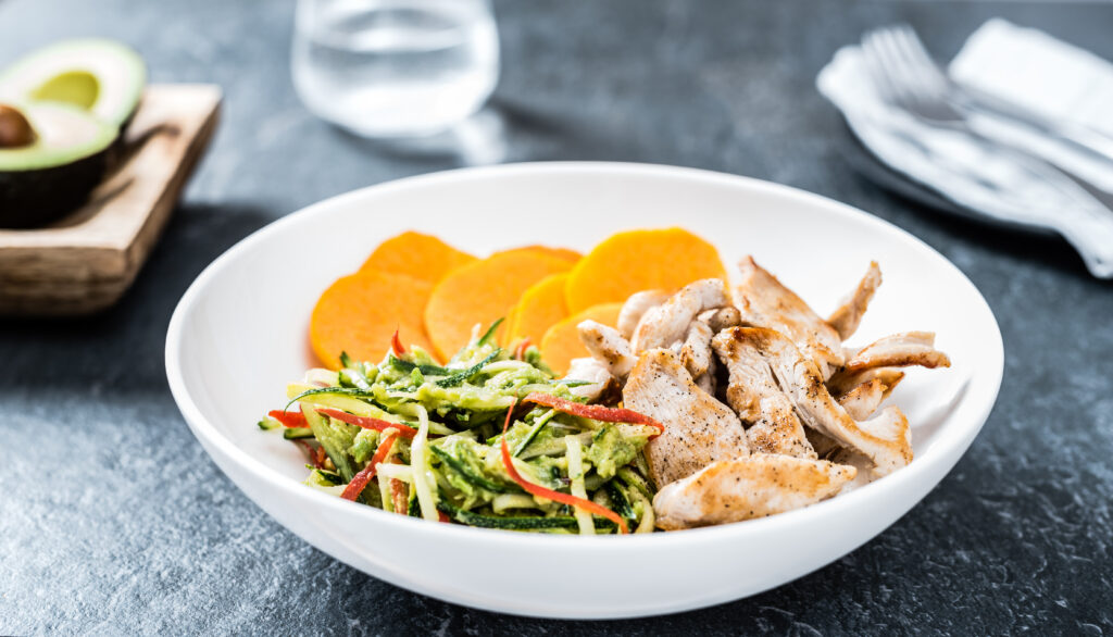 Kana ja bataat avokaadosalatiga