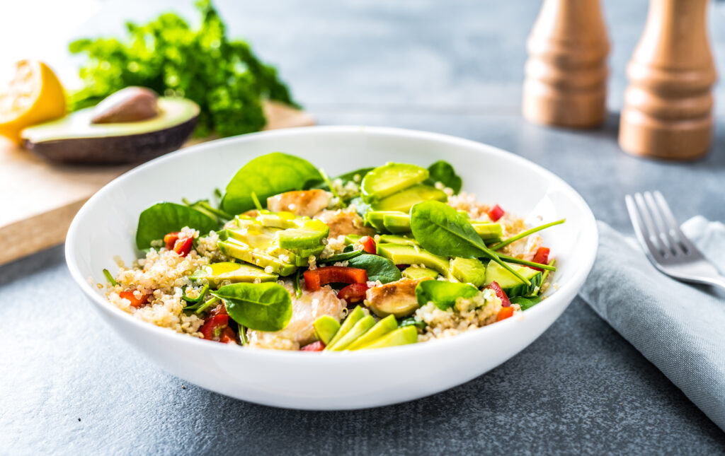 Kana-kinoasalat avokaadoga