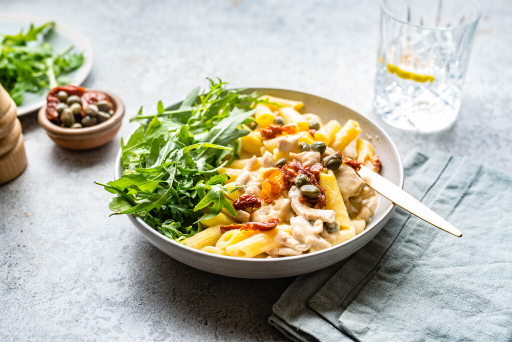 Kanapasta kapparite ja päikesekuivatuatud tomatitega