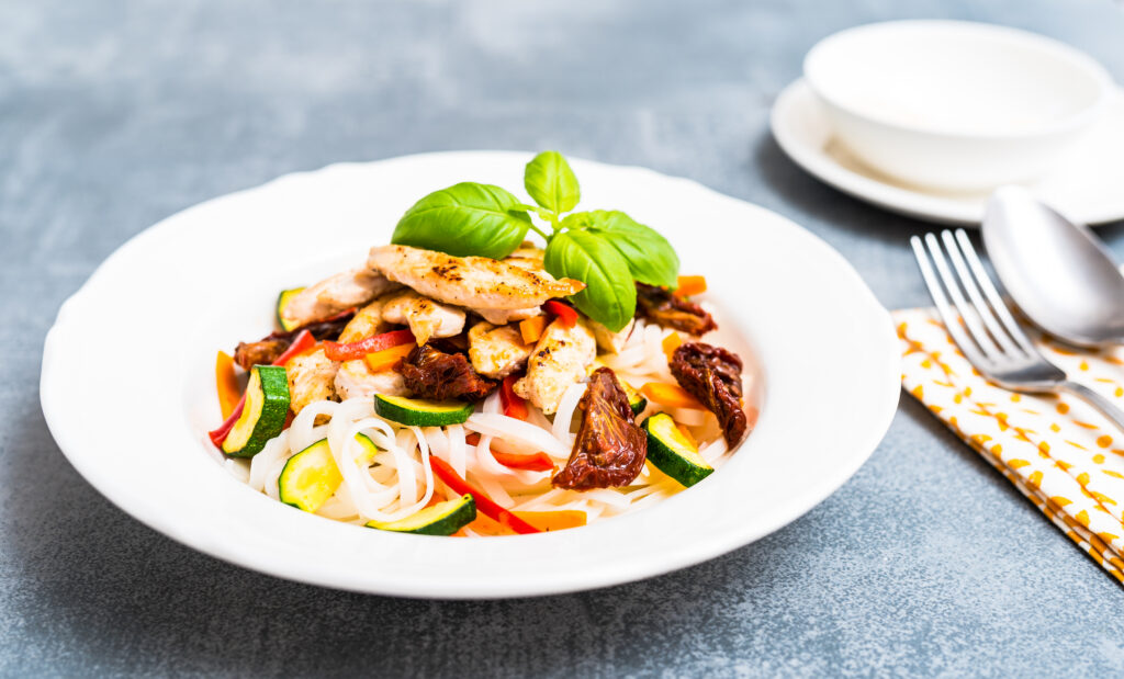 Päikesekuivatatud tomati -kanasalat