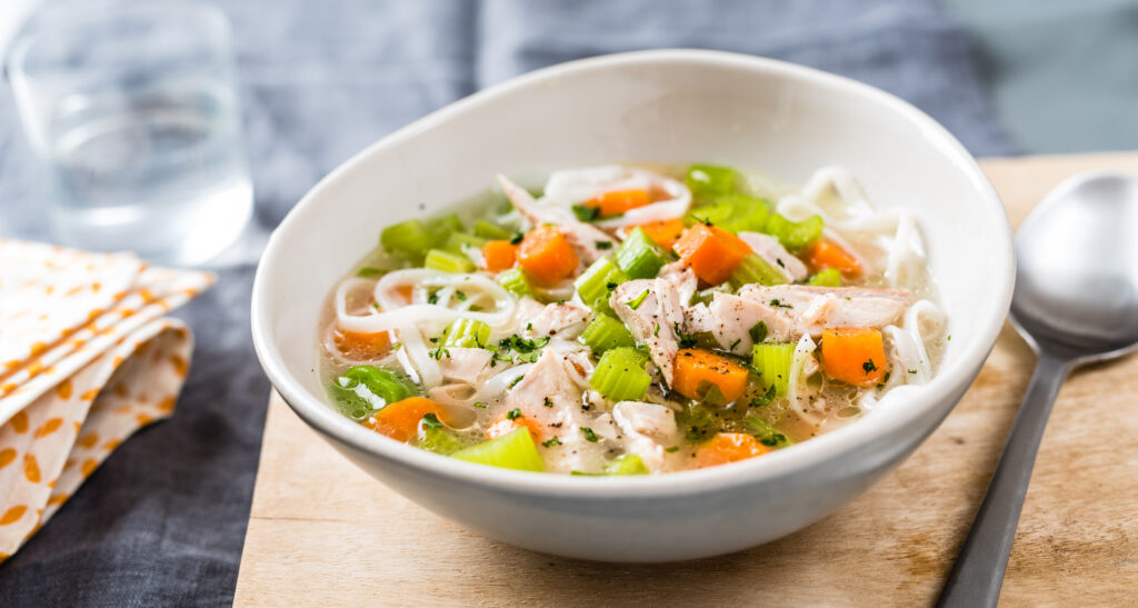 Kanasupp riisinuudlitega