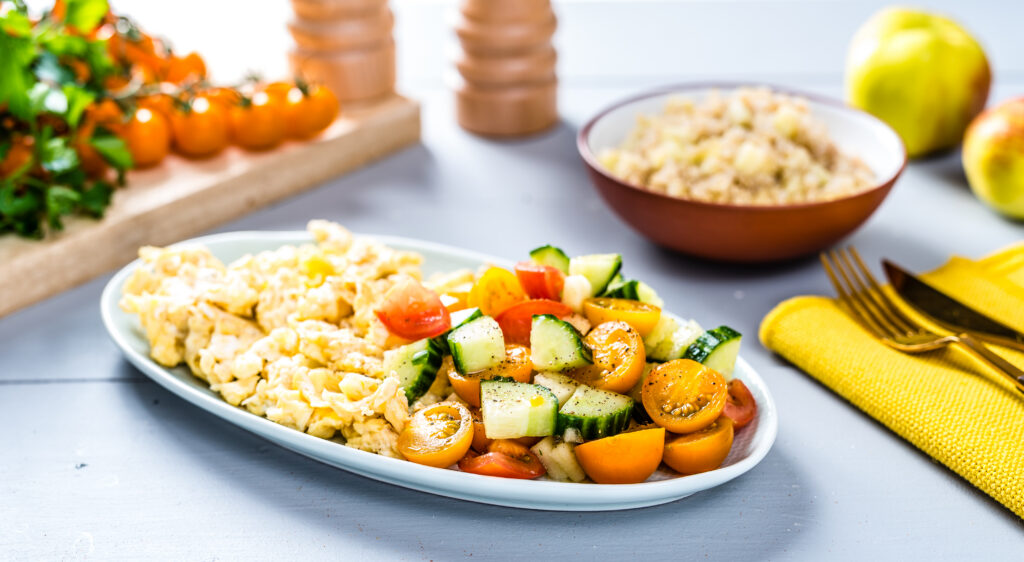 Kaneeli-õuna kinoa muna ja salatiga