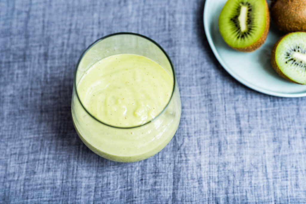 Keefirismuuti avokaado ja kiiviga