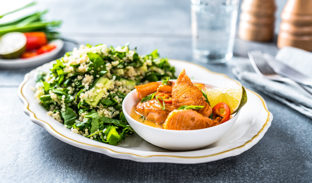 Kinoasalat ja laimilõhe koorekastmes