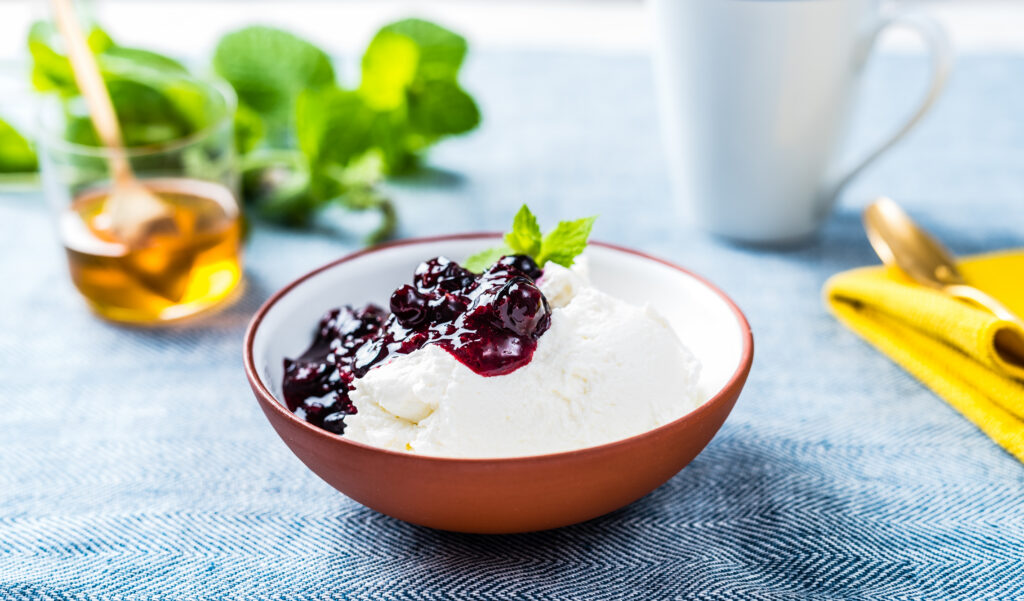 Kohupiim sooja mustsõstrakastmega