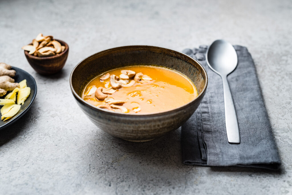 Kõrvitsapüreesupp röstitud pähklitega