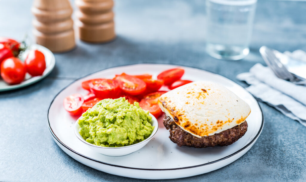 Kotlet kitsejuustu ja magusa avokaado püreega