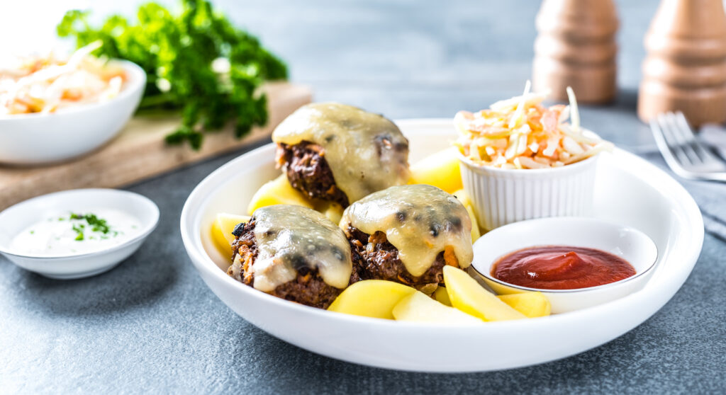 Kotlet kodujuustusalatiga