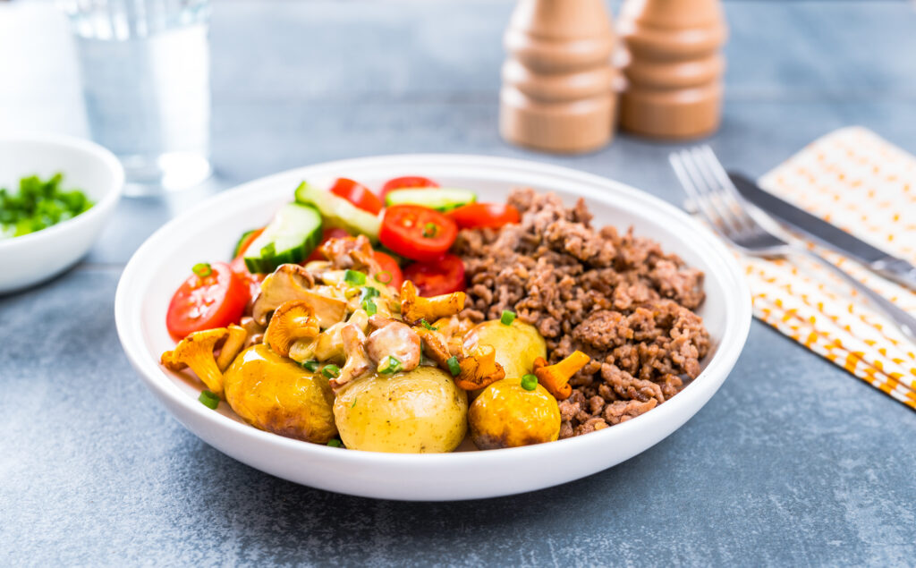 Kukeseenekaste hakkliha ja ahjukartuliga