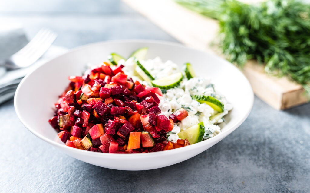 Küpsetatud juurviljad kodujuustusalatiga