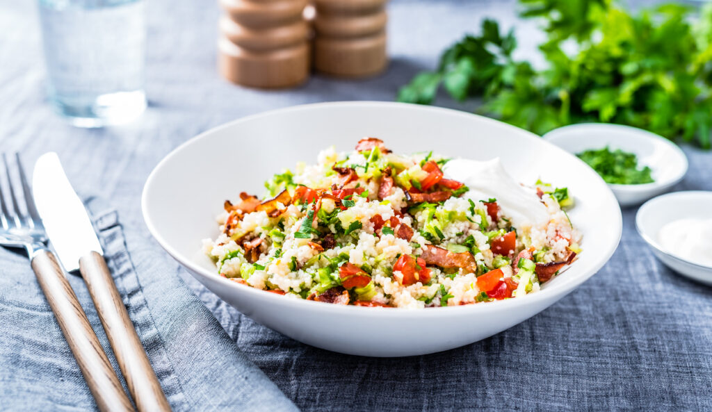 Kuskussi ja peekonisalat