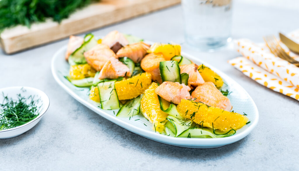 Lõhe apelsini-kurgisalatiga