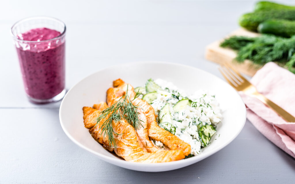 Lõhe-kodujuustusalat kamasmuutiga