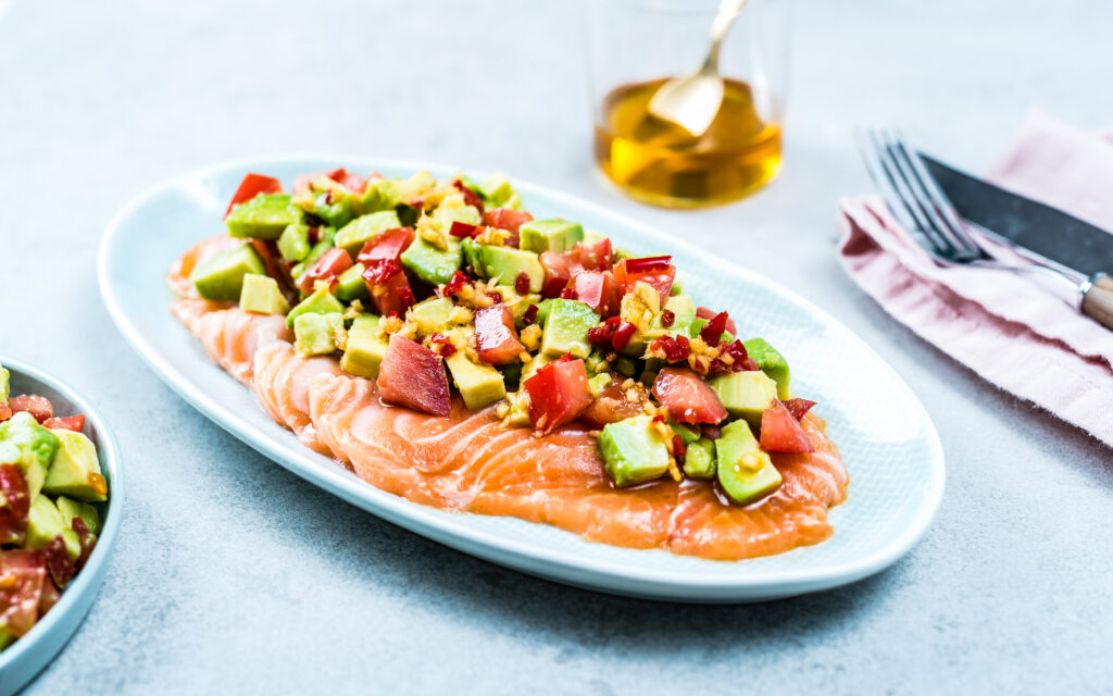 Lõhe sashimi avokaado-tomati-tšilli salsaga