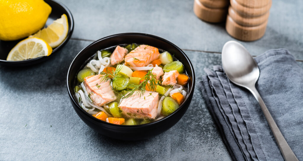 Lõhesupp riisinuudlitega