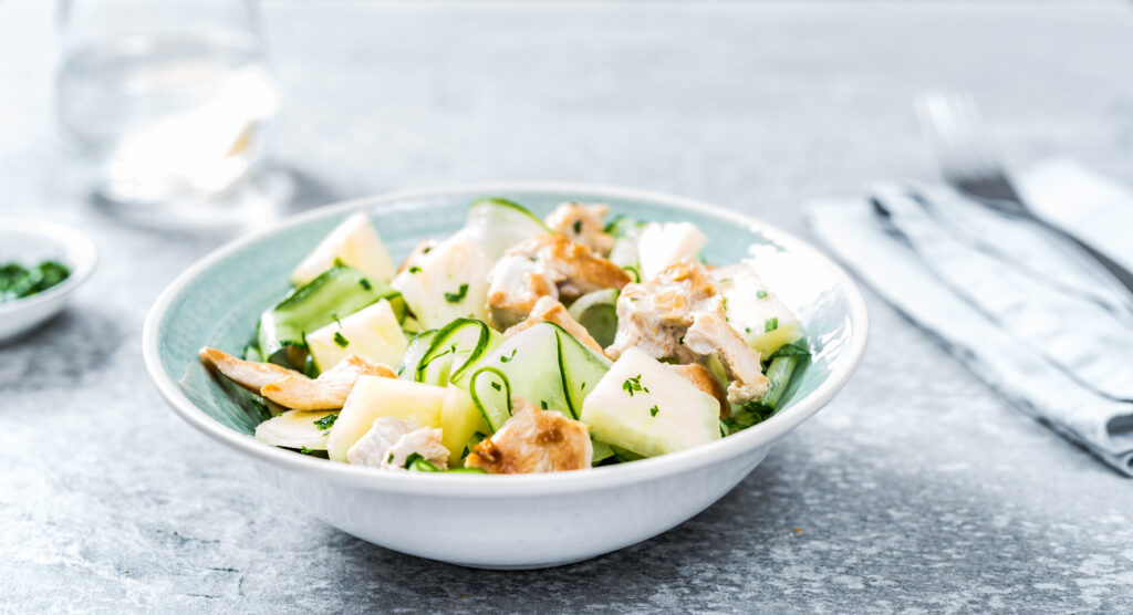 Mahekana kurgi-ananassisalatiga