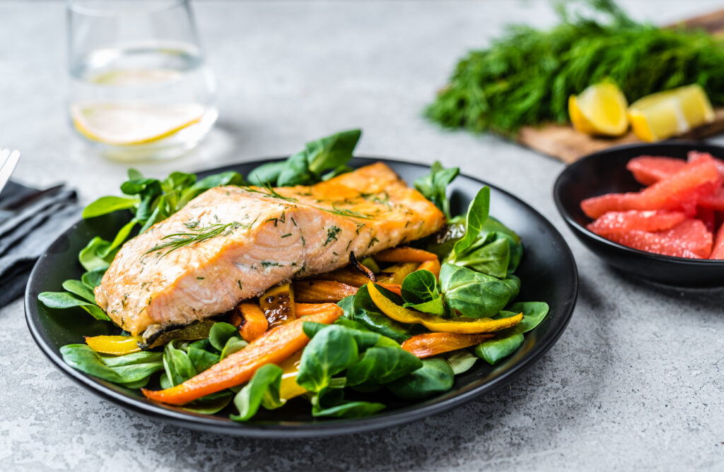 Mee-sinepi lõhe salatiga