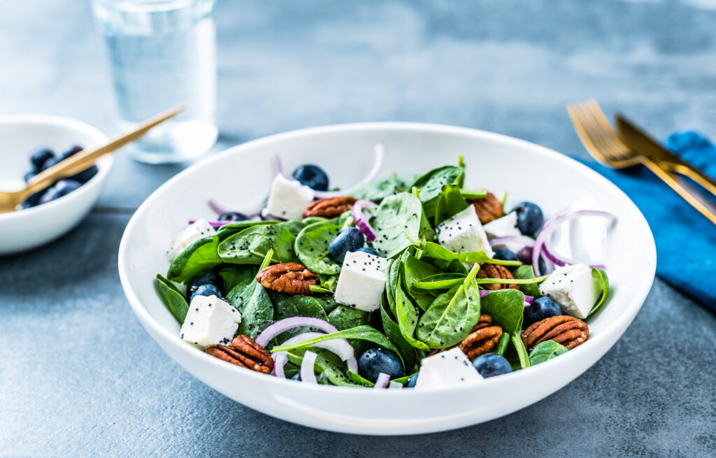 Mustika-spinatisalat feta juustuga